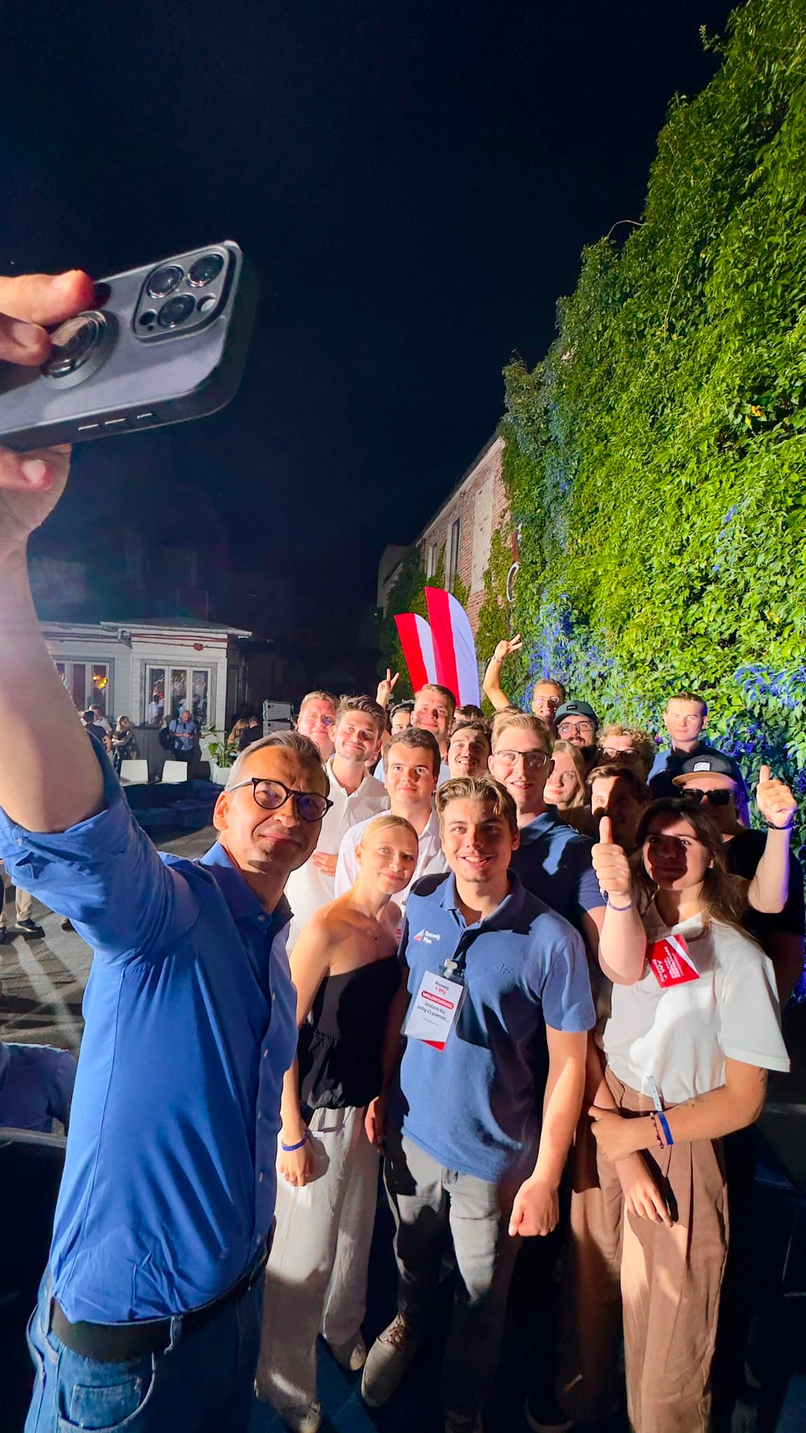 Młodzi uczestnicy spotkania Młoda Idea RP pozują do wspólnego selfie